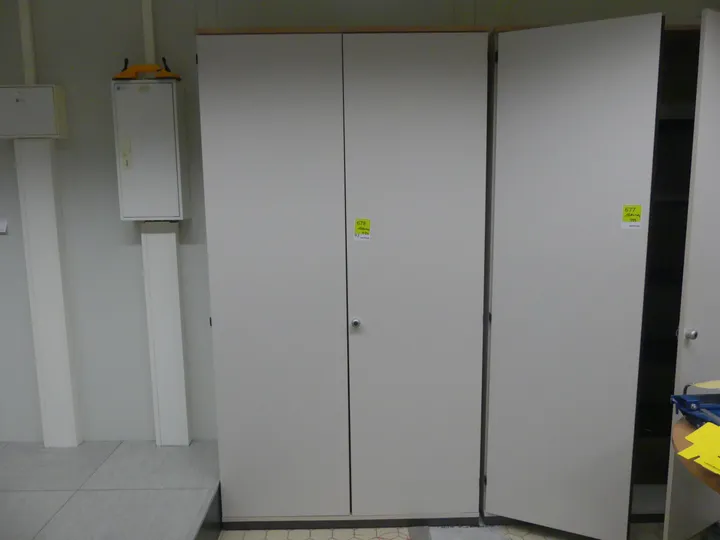 Schrank, ohne Inhalt Maße in cm ca. 120 x 44 x 223